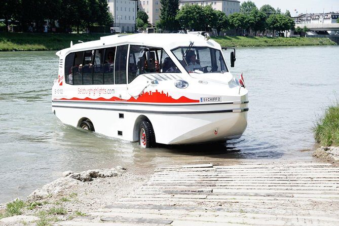 Amphibious Splash Tour on the water & on the land in Salzburg - Cruising the Salzach and the Müllnersteg water-to-land moment