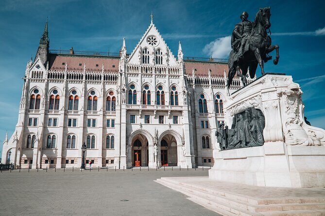 Day Trip to Budapest and Bratislava From Vienna - Bratislava First: Castle Courtyard Views Without the Ticket Lines