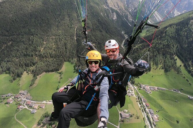 Paragliding & Tandemflüge with World Champion & Team, Stubaital - Takeoff and Flight: The 10-Meter Run and the Stubai Valley Views