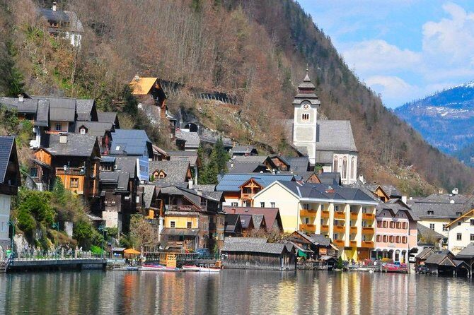 Public 8h tour to sites of "The Sound of Music Movie" & Hallstatt - Leopoldskroner Weiher: the von Trapp house back view and the pond scene