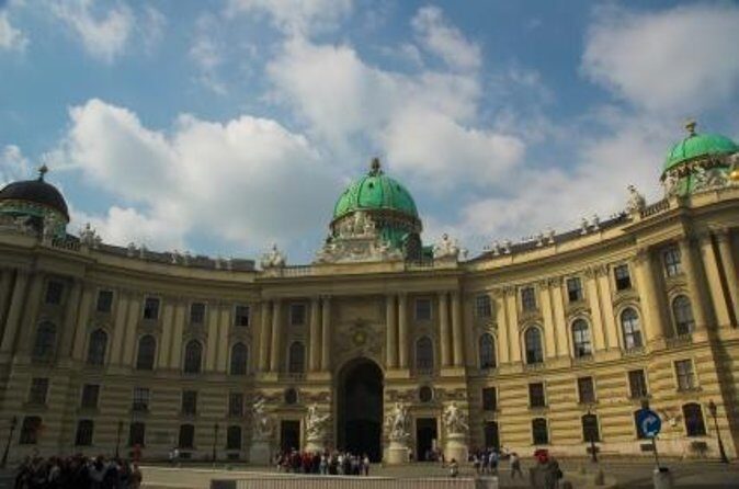 The best of Vienna on foot - Getting Oriented: Maria-Theresa Memorial to Vienna’s Center Pace