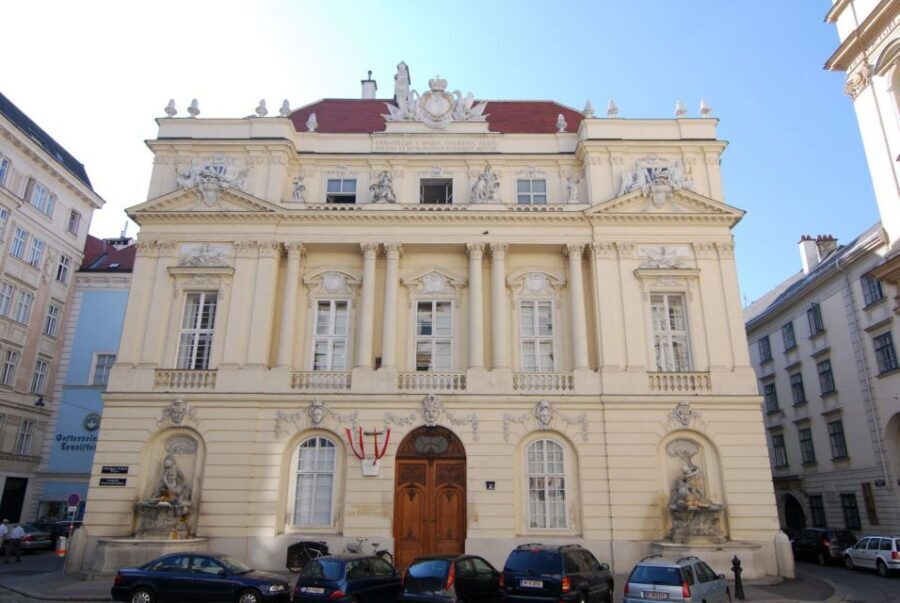 Vienna: Courtyards & Hidden Places Walking Tour - Stephansplatz to St. Stephen’s Cathedral: what the guide pays attention to