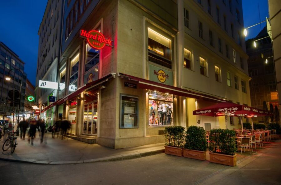 Vienna: Hard Rock Cafe with Set Menu for Lunch or Dinner - Skipping the line with priority seating (and what it buys you)