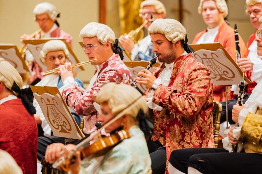 Vienna: Mozart Concert at the Musikverein - Golden Hall - The Vienna Mozart Orchestra: period costumes and serious musicianship